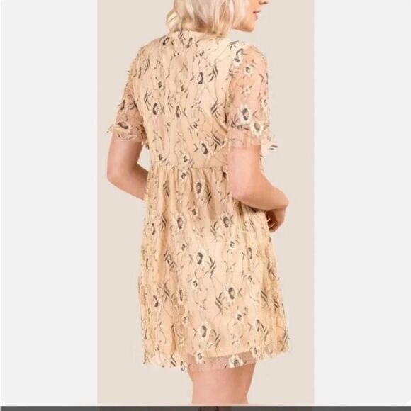 Francesca's Liv Floral Lace Shift Dress Beige/Gray. . Size Medium - Picture 3 of 15